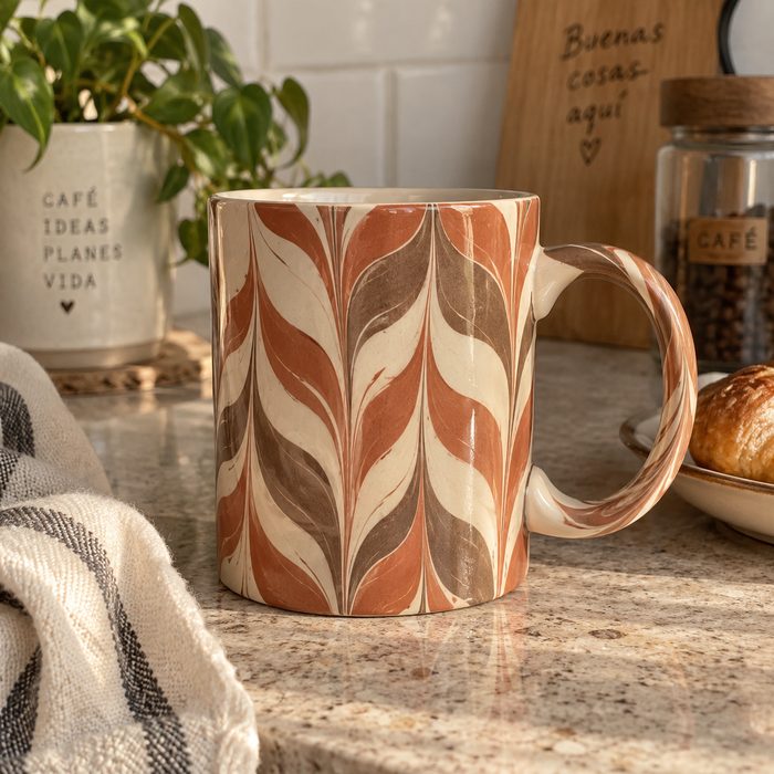 Estilo formas con palito — taza cerámica con patrón plumeado terracota