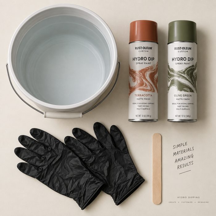 Materiales del método — balde, aerosoles terracota y verde oliva, guantes